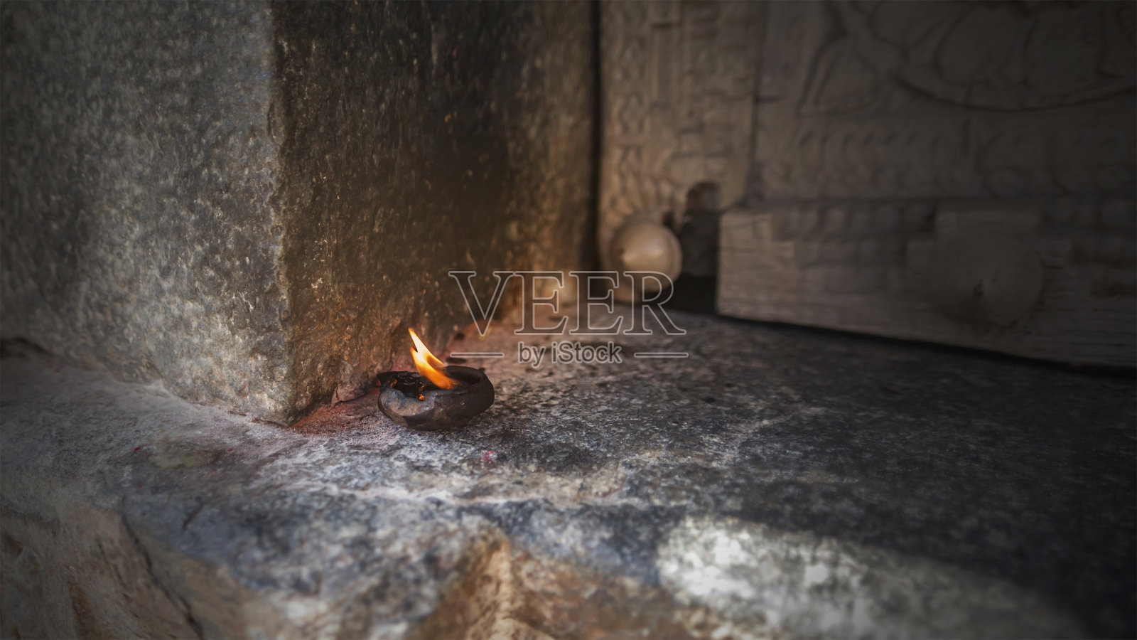 庙里的蜡烛。佛寺烛焰特写。在庙里供奉佛像，点燃灯笼祈福。照片摄影图片