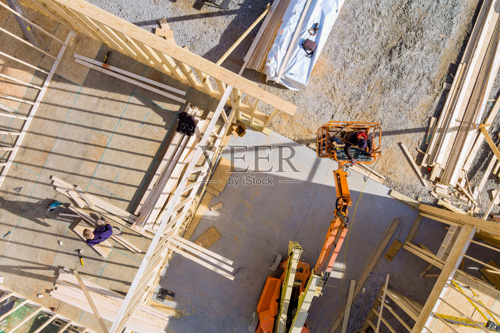木结构建筑框架上新建住宅建设家框架家吊车叉车在新家园照片摄影图片