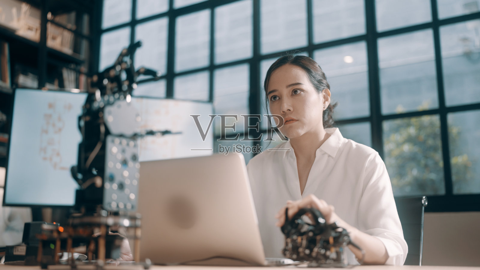 年轻的研究人员开发了一种用于医疗的虚拟机械臂。照片摄影图片