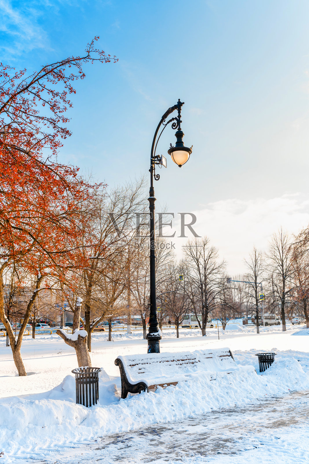 俄罗斯的Togliatti，冬日阳光明媚的城市步行街上，积雪覆盖的长椅。美丽的冬天的风景照片摄影图片