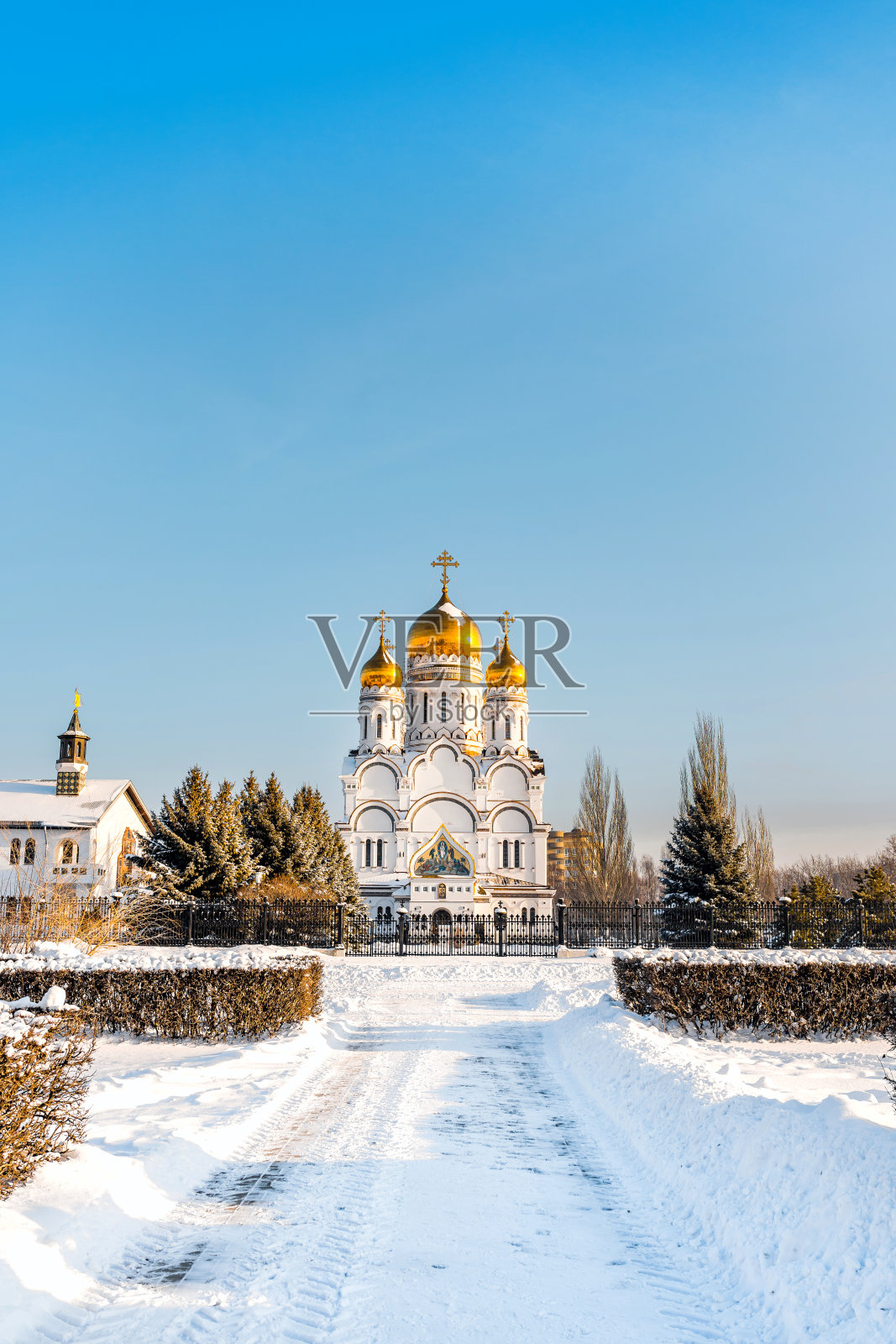 俄罗斯，Togliatti，阳光明媚的冬日，东正教堂金色圆顶的冬季景观照片摄影图片