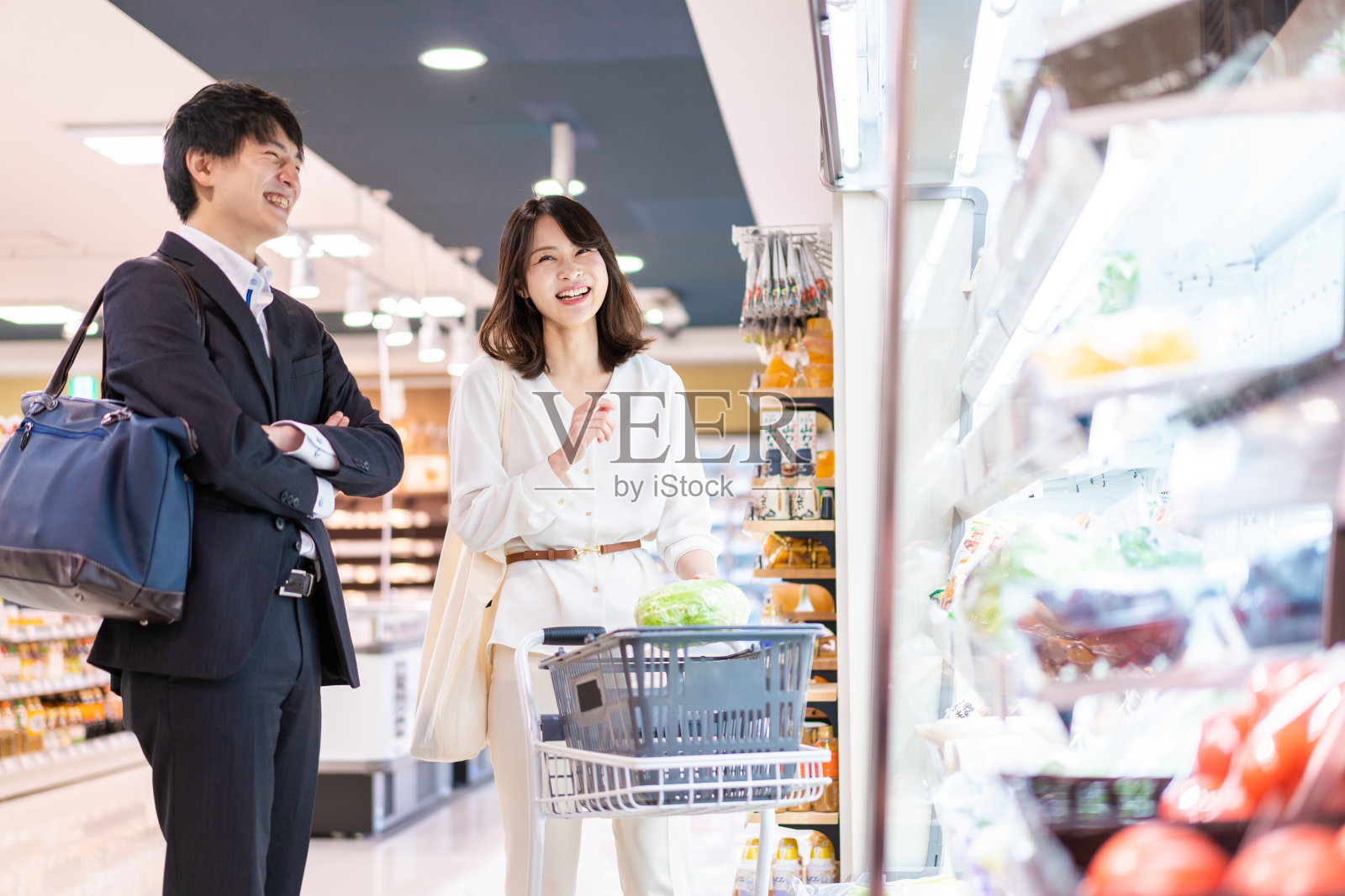 一对年轻夫妇在超市买杂货照片摄影图片