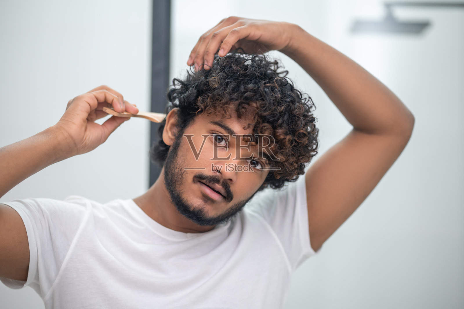 男人用木梳做发型照片摄影图片