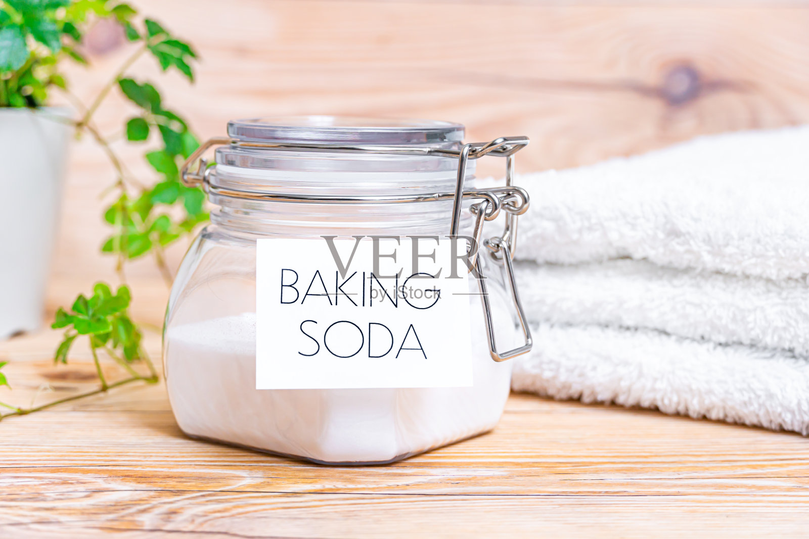 在木制背景的容器中放入小苏打。照片摄影图片