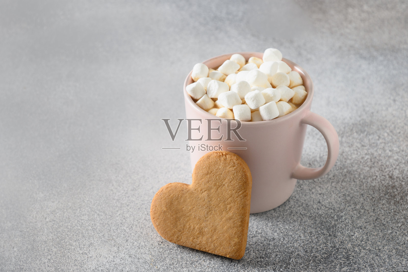 情人节咖啡和心形曲奇早餐。照片摄影图片