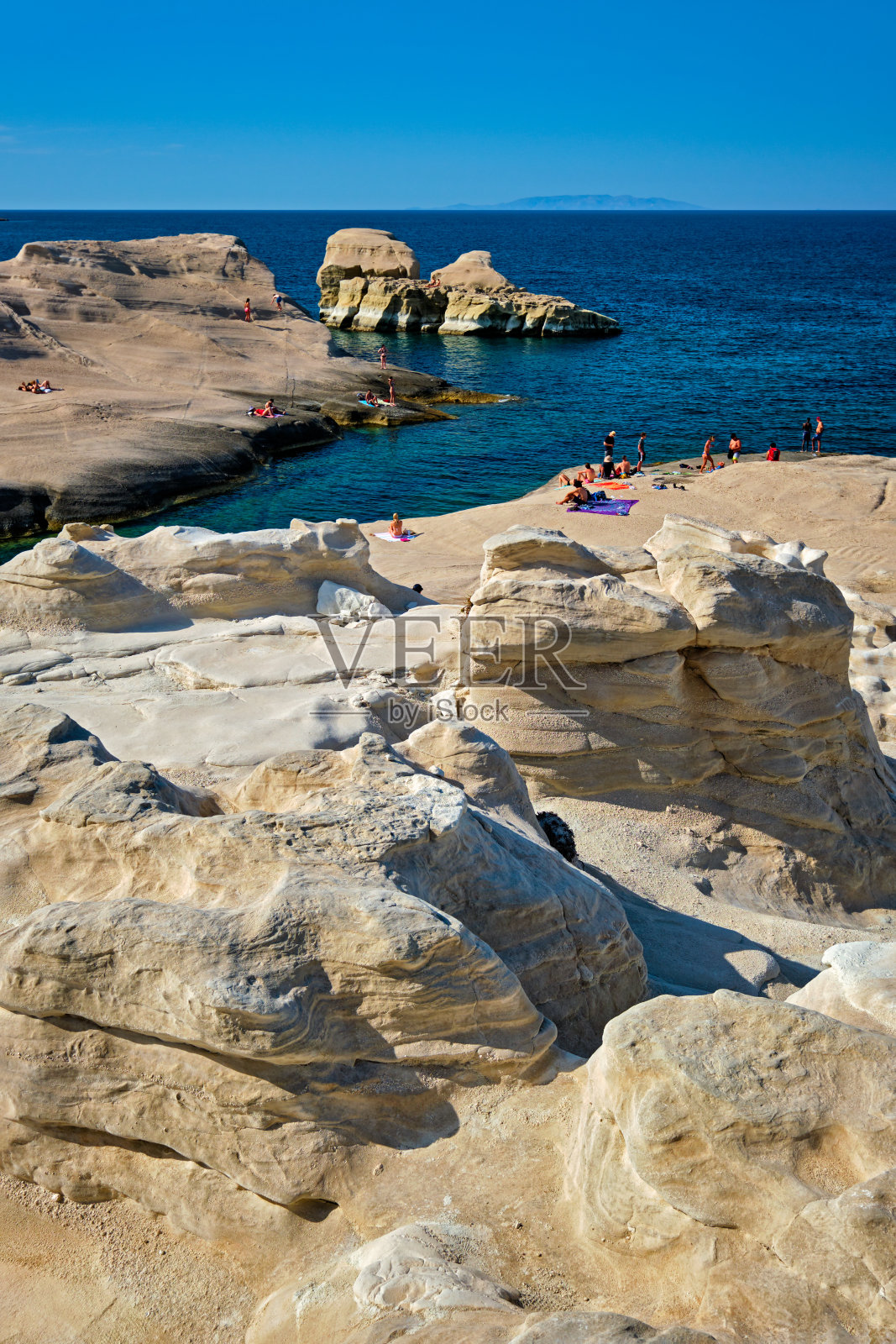 希腊米洛斯岛著名的萨拉基尼科海滩照片摄影图片