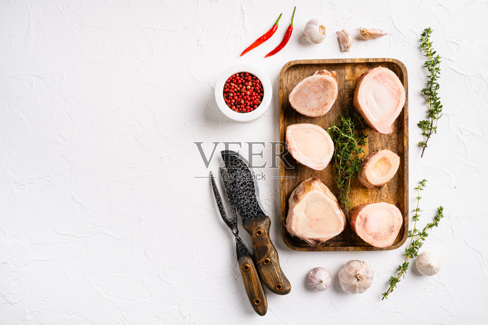 生的牛骨屠夫切，在白石桌子背景，俯视图平躺，与文本复制空间照片摄影图片