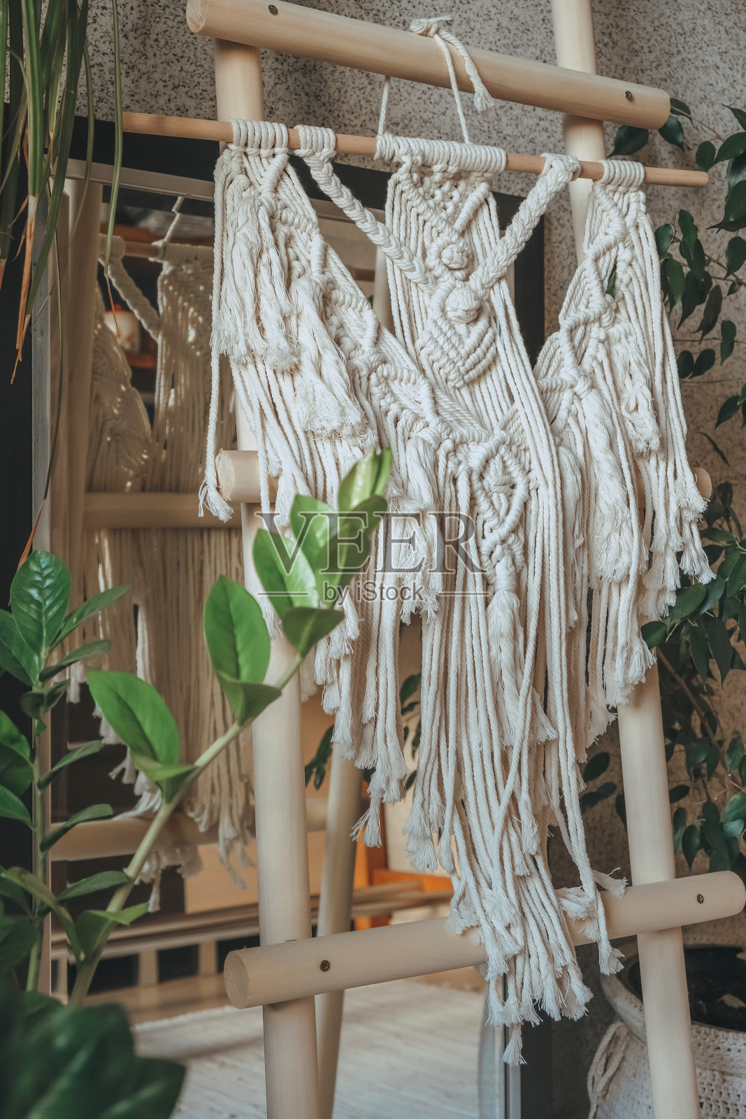 流苏花边。妇女用棉线编结图案编织家庭装饰品。手工编结技术。创意爱好，环保的波西米亚流苏装饰。心理健康，家居商务，家装流线照片摄影图片