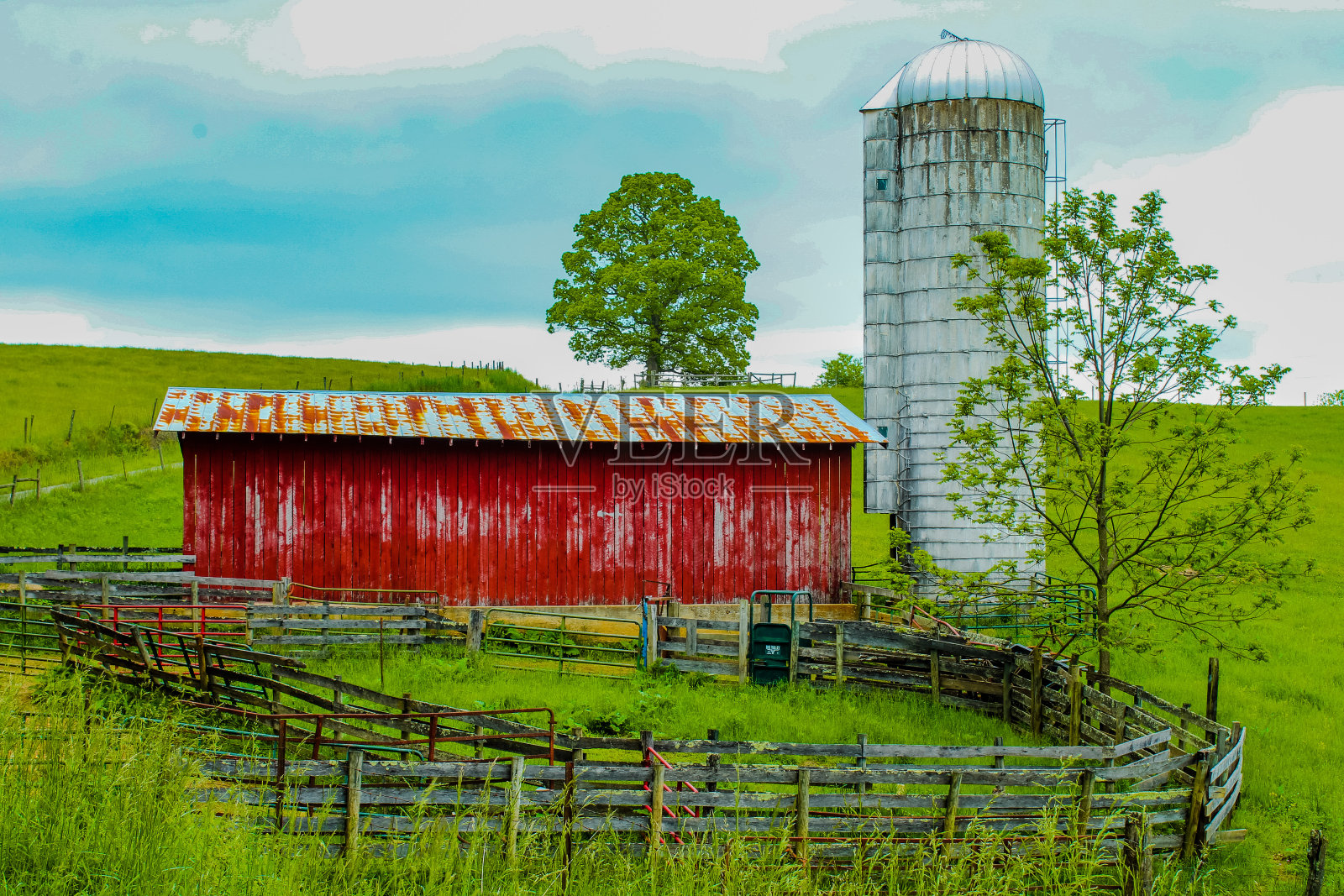 春天的乡村旧谷仓照片摄影图片