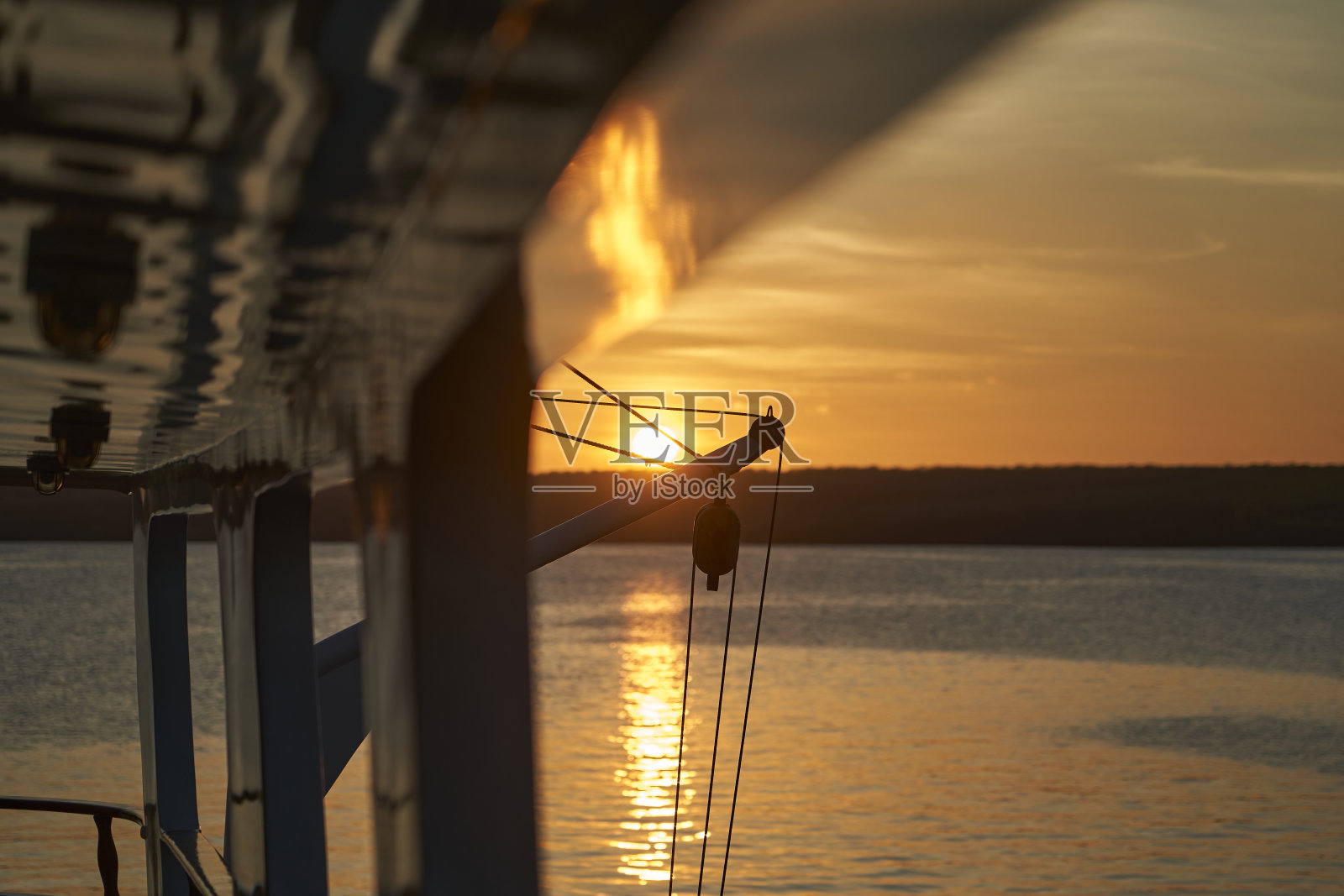 在厄瓜多尔加拉帕戈斯群岛热那亚岛的格雷特达尔文湾，一艘机动游艇上的美丽壮观的夕阳映照在白色的油漆和船的细节上照片摄影图片