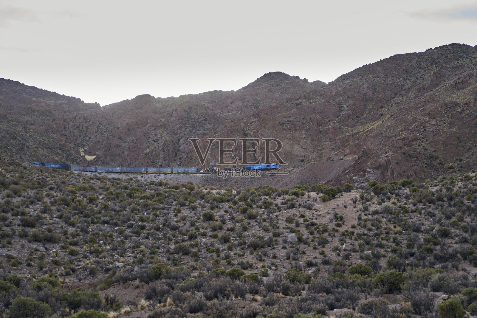 Polvorilla高架桥是通往云端的高架桥，是萨尔塔和安托法加斯塔之间的一条铁路。它是安第斯山脉的一座高架桥照片摄影图片