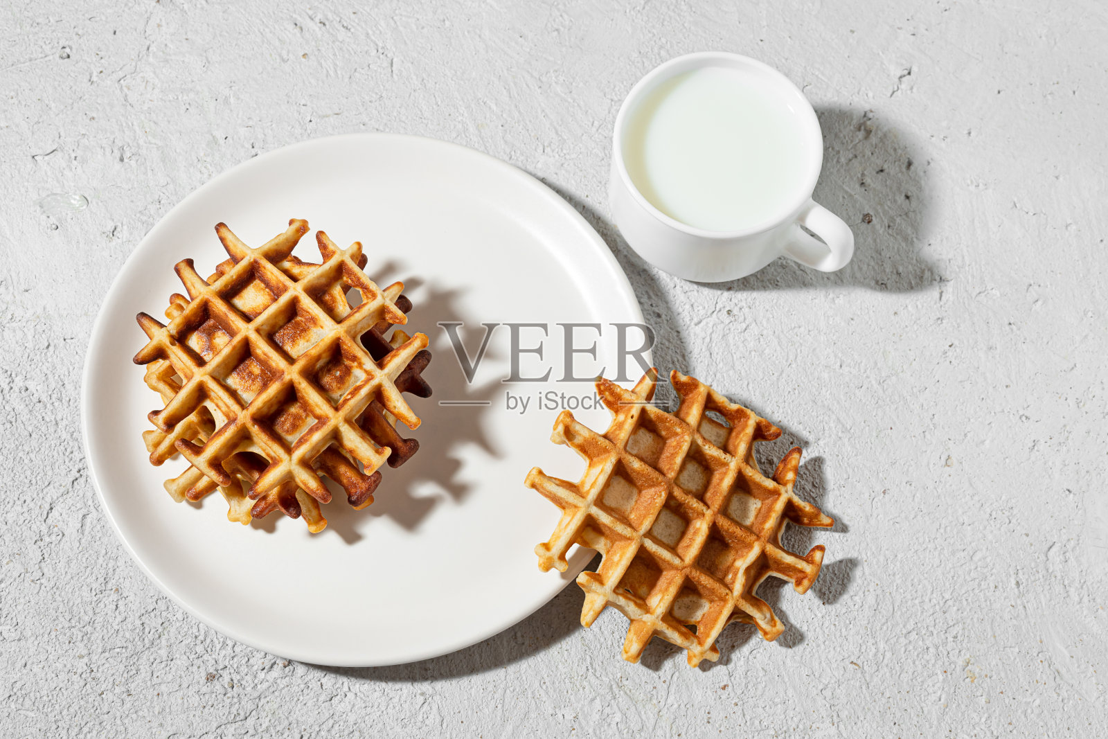 比利时华夫饼和一杯牛奶照片摄影图片