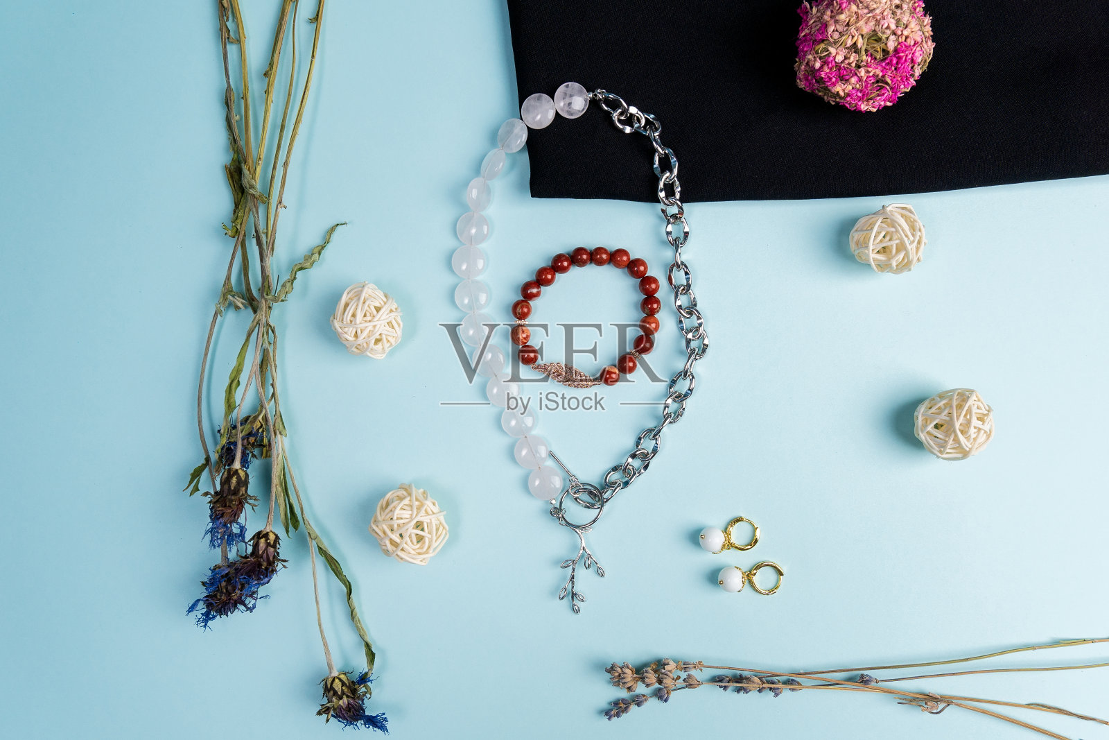 手工制作的首饰。各种宝石斋浦尔手镯装饰。附件手装饰。照片摄影图片