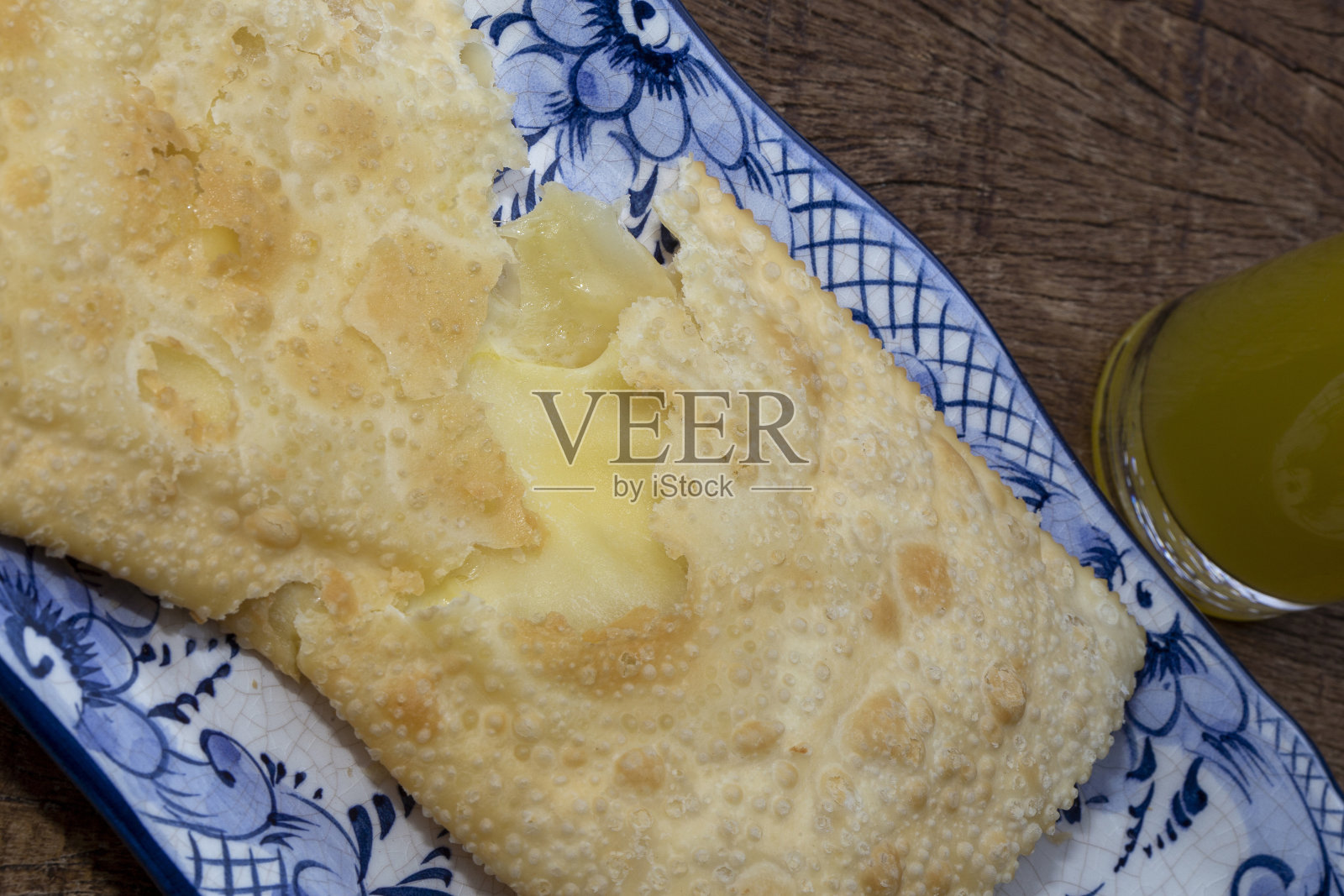 粉饼，或糕点，一杯甘蔗汁照片摄影图片