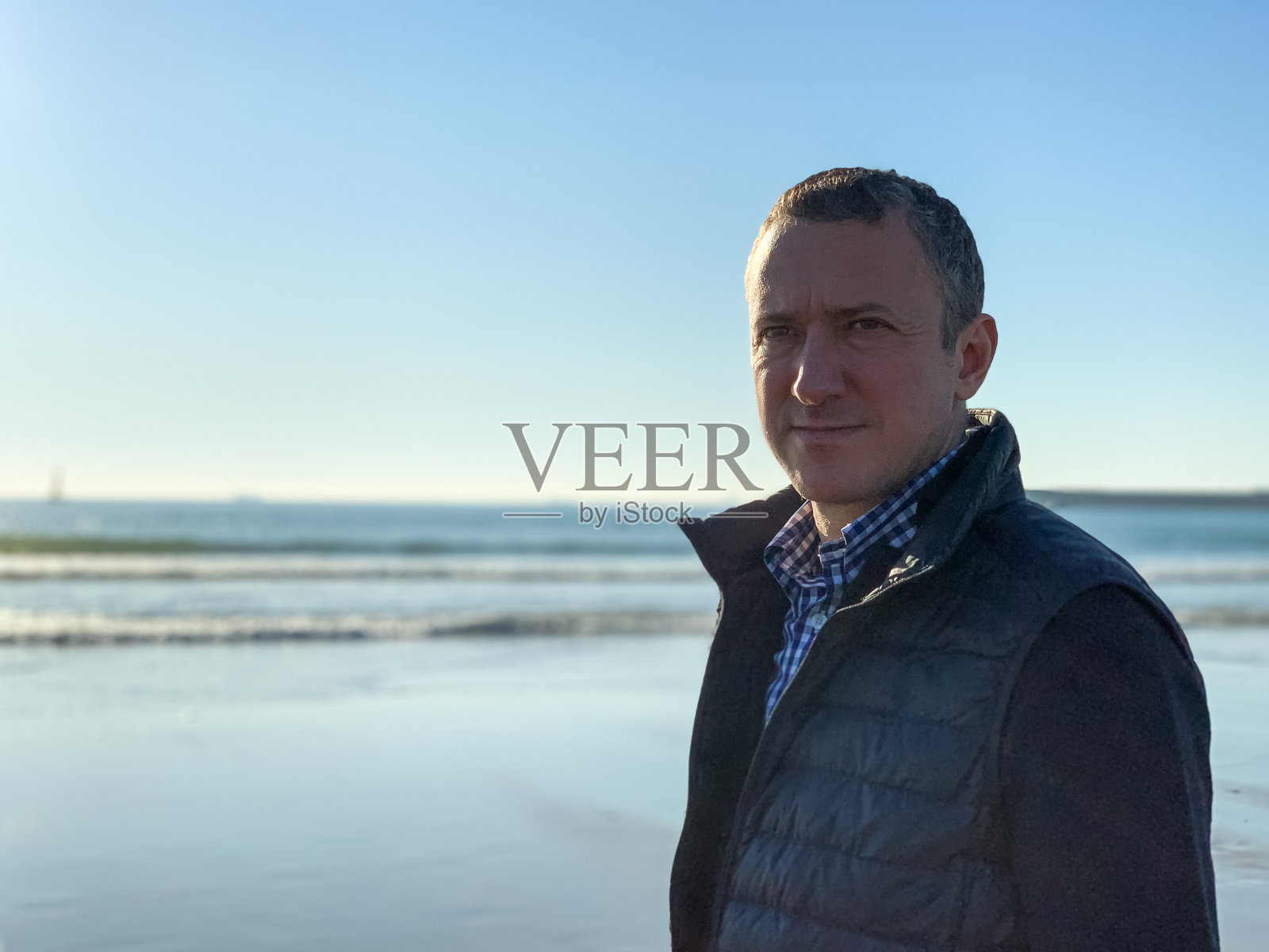 人在海边，享受美丽的大自然。蓝色系的颜色照片摄影图片