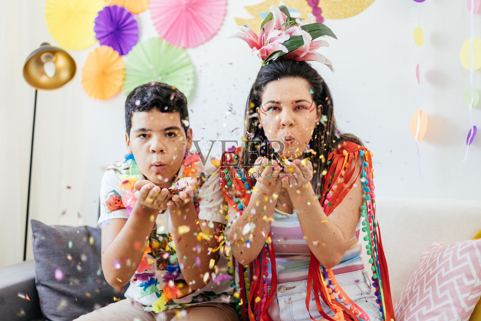 巴西的狂欢节。母子在家庆祝狂欢节照片摄影图片