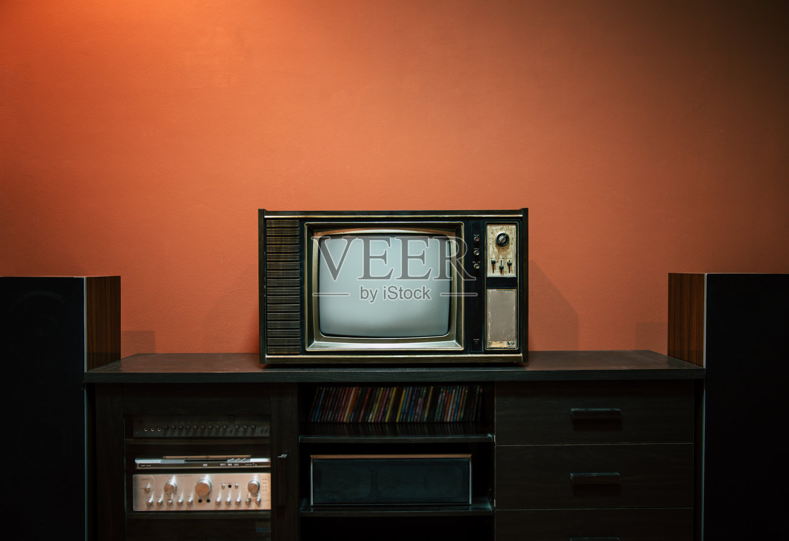 客厅的木桌上放着一台老式电视机。照片摄影图片