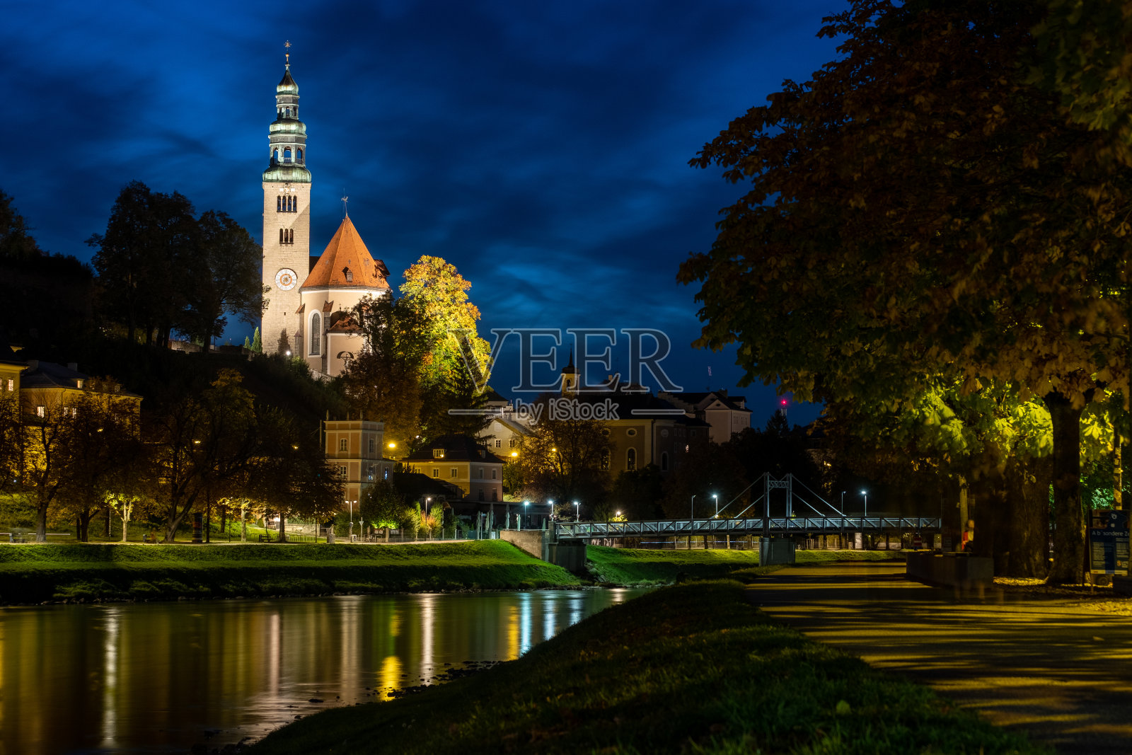 秋季，奥地利萨尔茨堡，天空晴朗的一天，萨尔茨堡的天际线与教堂的钟楼在festous Hohensalzburg和Salzach河照片摄影图片