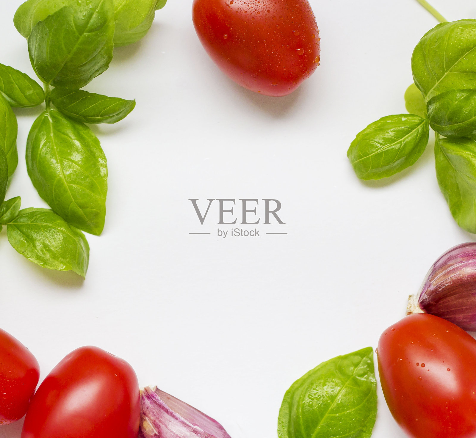 食物背景与新鲜的香草番茄，柠檬片，黑胡椒，鼠尾草叶，甜罗勒和橄榄油在白色木制背景与平坦和复制空间。照片摄影图片