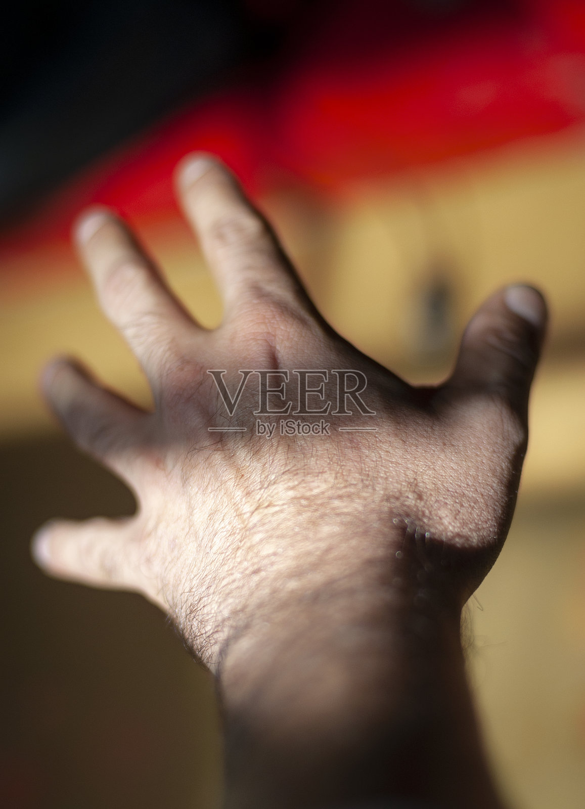 伸出德国国旗的手照片摄影图片