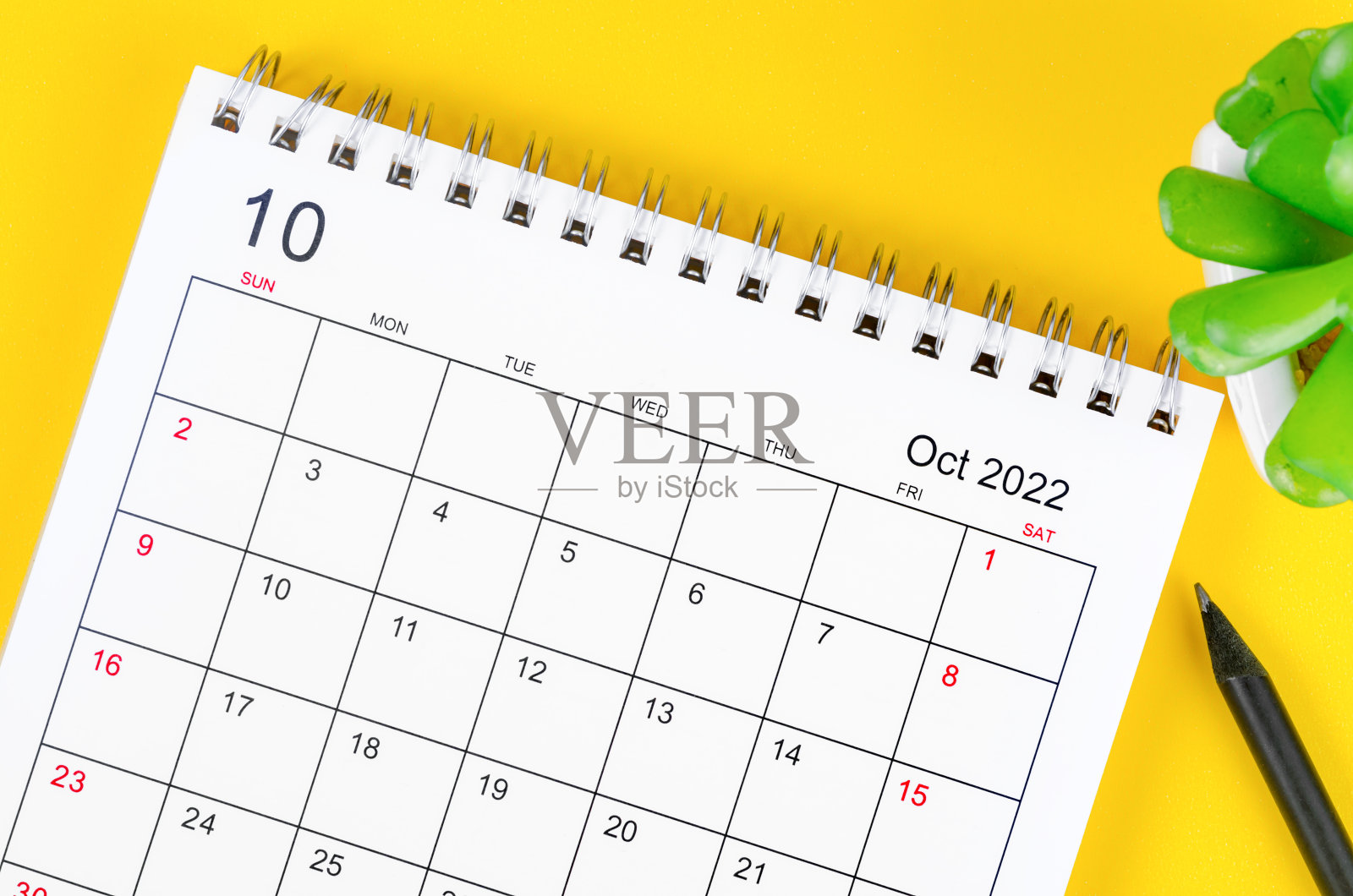 2022年10月台历黄色背景。照片摄影图片