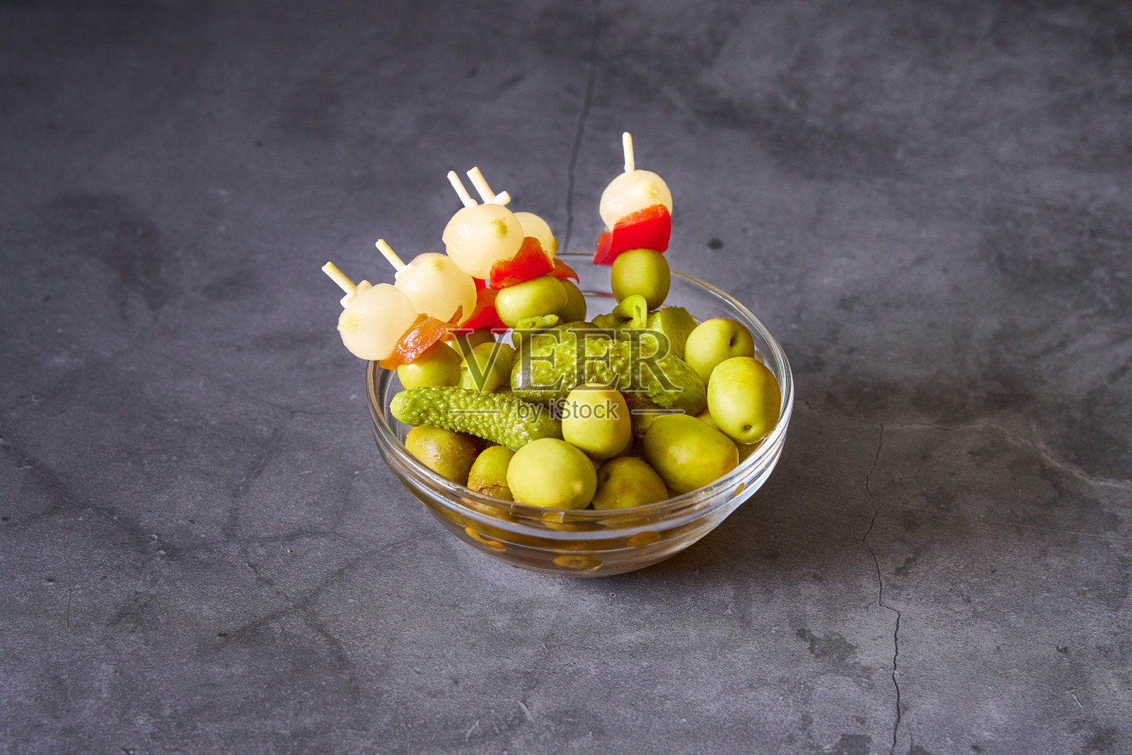 一个有着黑色石板背景的西班牙宣传册的玻璃碗照片摄影图片