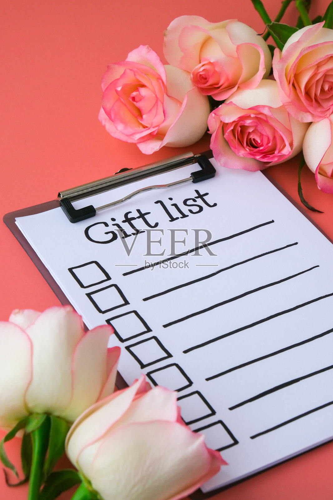 纸质的礼物清单。精致的粉红色玫瑰在粉红色的背景。最小的时尚组合。浪漫的淡粉色玫瑰花。准备情人节，母亲节，妇女节照片摄影图片