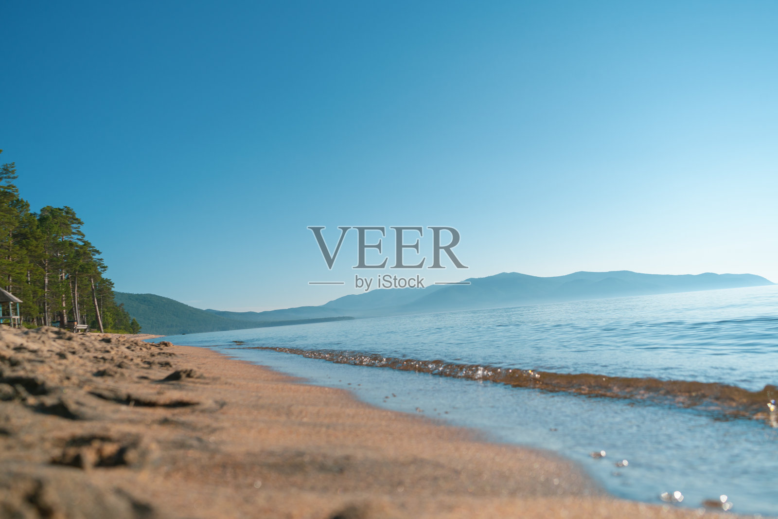 贝加尔湖是俄罗斯西伯利亚南部的一个裂谷湖。世界上容量最大的淡水湖。世界自然奇观。照片摄影图片