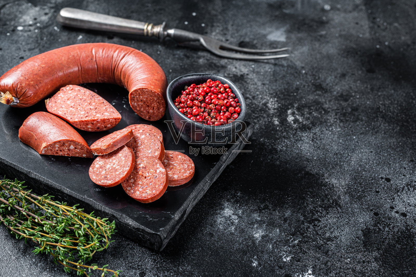 土耳其肉片吸吮香肠与百里香大理石板。黑色背景。前视图。本空间照片摄影图片