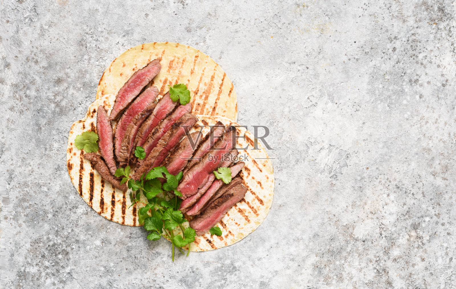 玉米饼的配料:牛肉，蔬菜，香菜。照片摄影图片