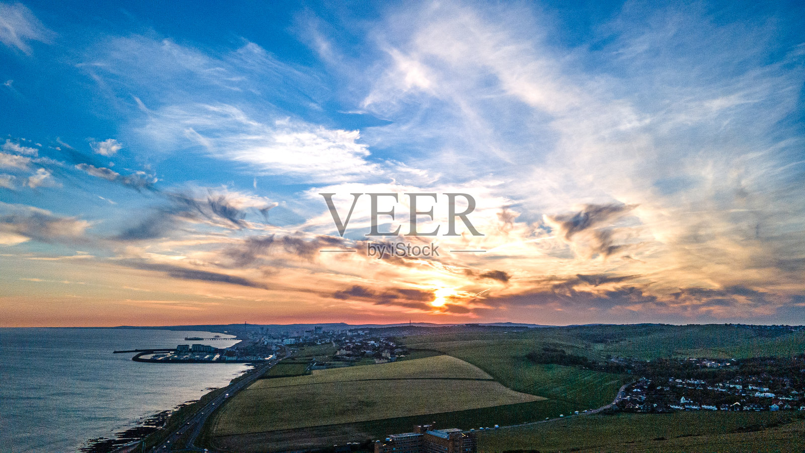 布赖顿的日落和悬崖。照片摄影图片