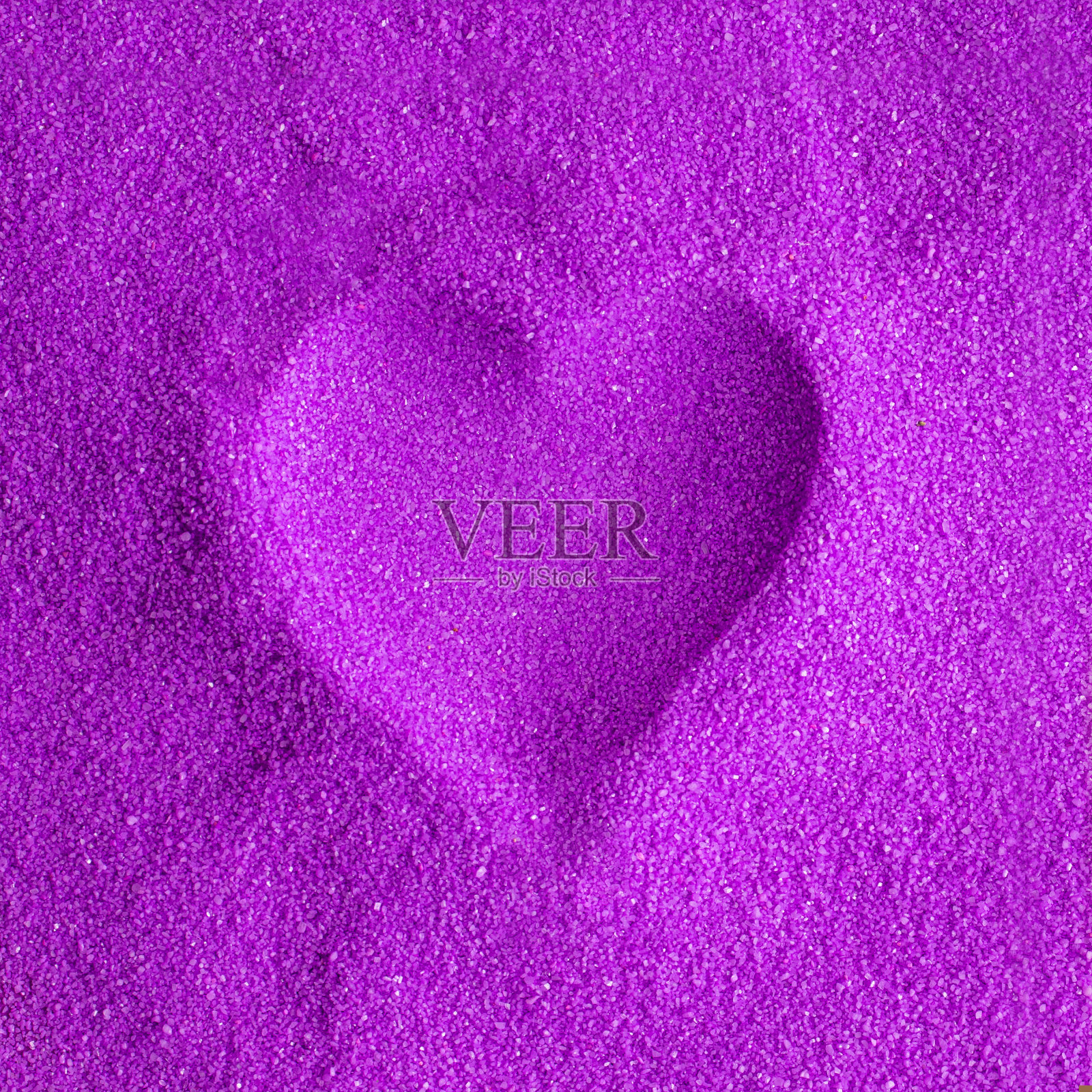 创意心形在紫色的沙子上。情人节的爱情概念。平的。照片摄影图片