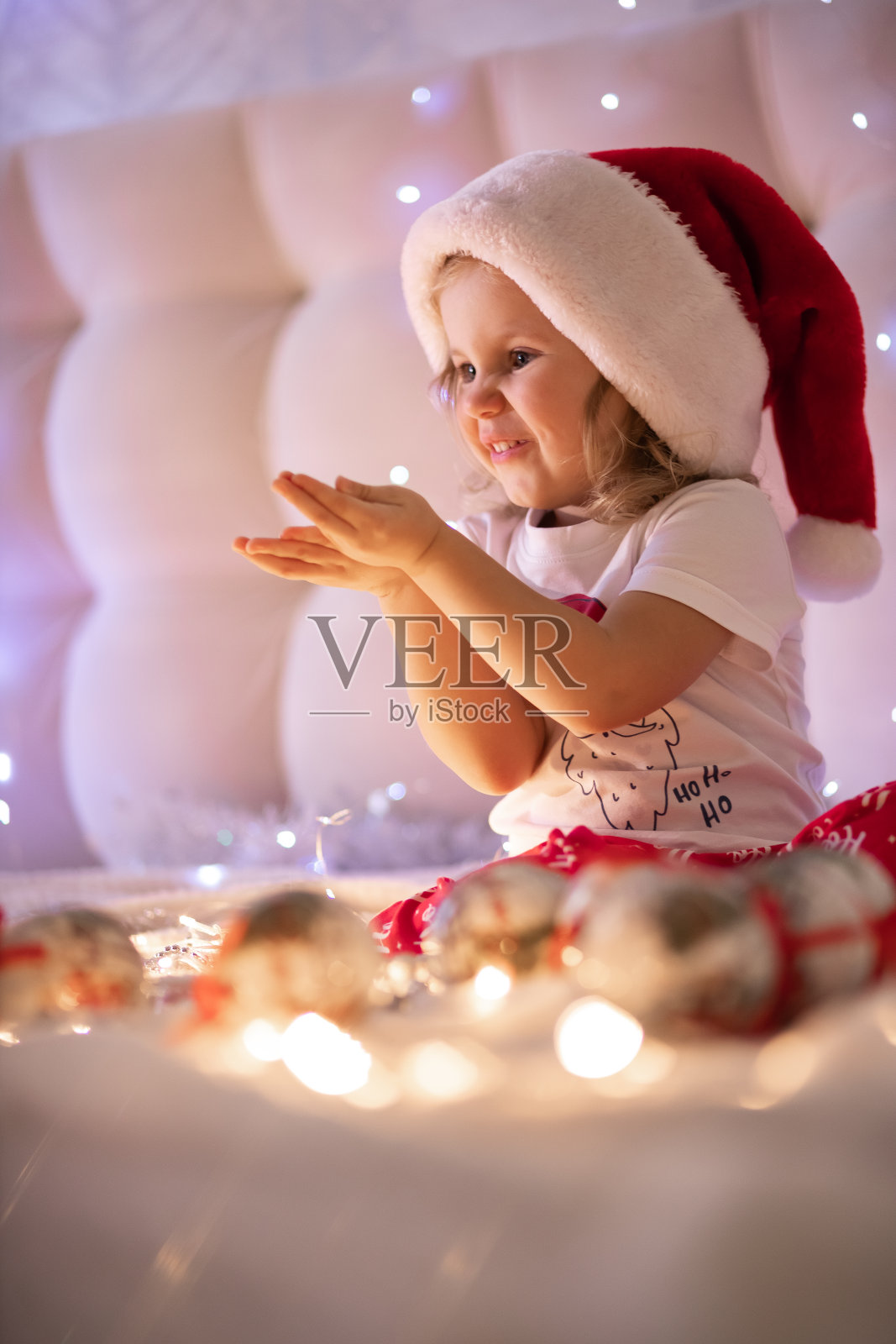 戴圣诞老人帽子的快乐女孩照片摄影图片