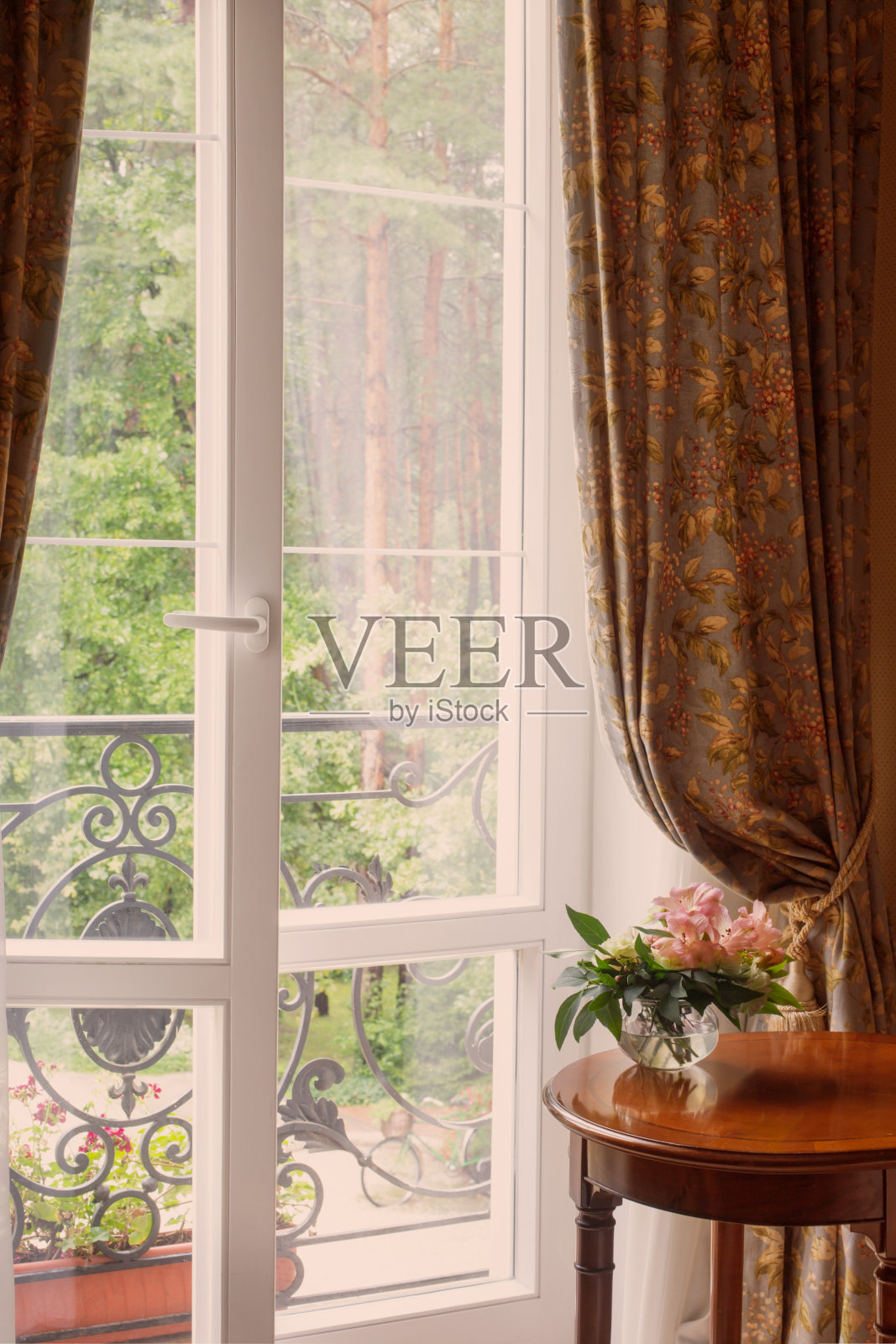 花束在复古室内背景窗口照片摄影图片