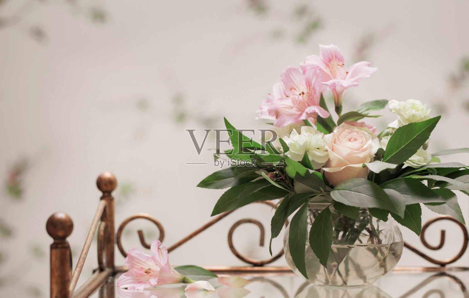 精致的玻璃花瓶花束，复古内饰照片摄影图片