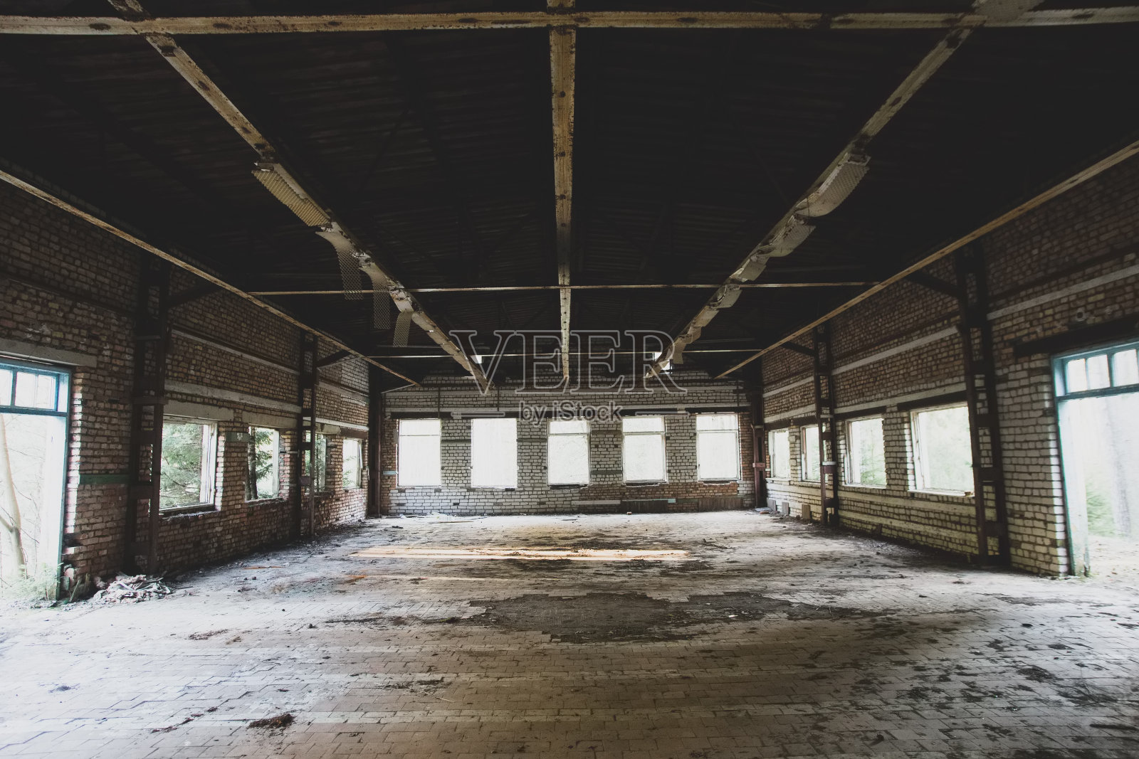 旧的废弃厂房，巨大的窗户和肮脏的地板照片摄影图片