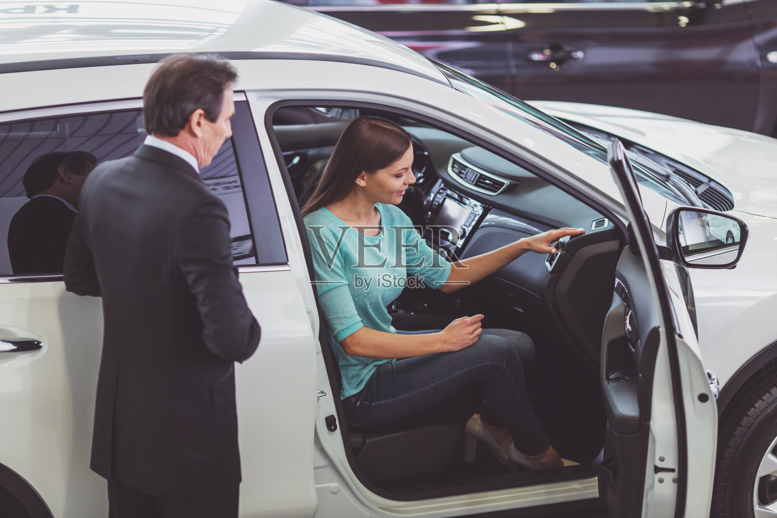 车展上的人们照片摄影图片