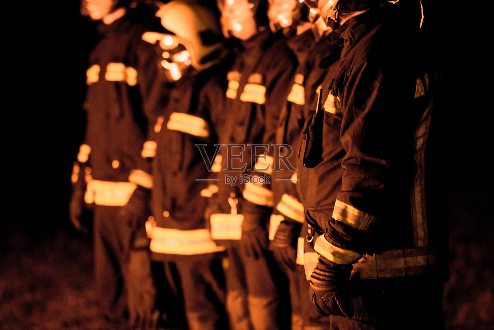 消防队员在行动照片摄影图片