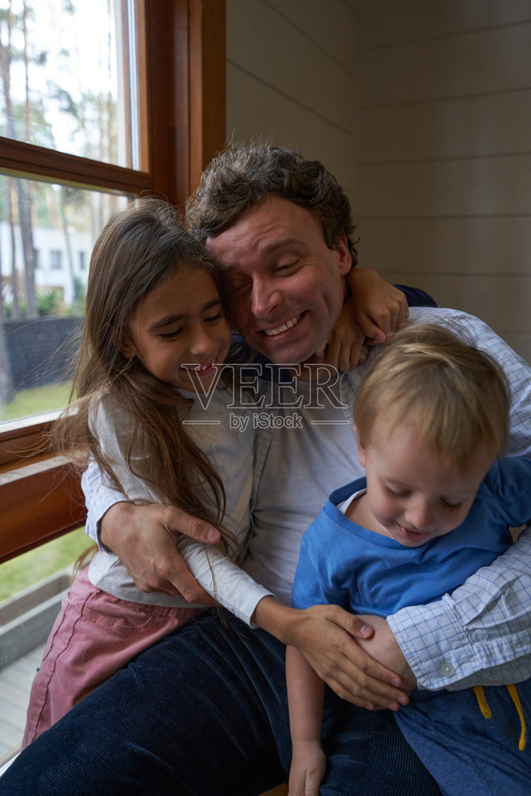 高兴男性在家带孩子照片摄影图片