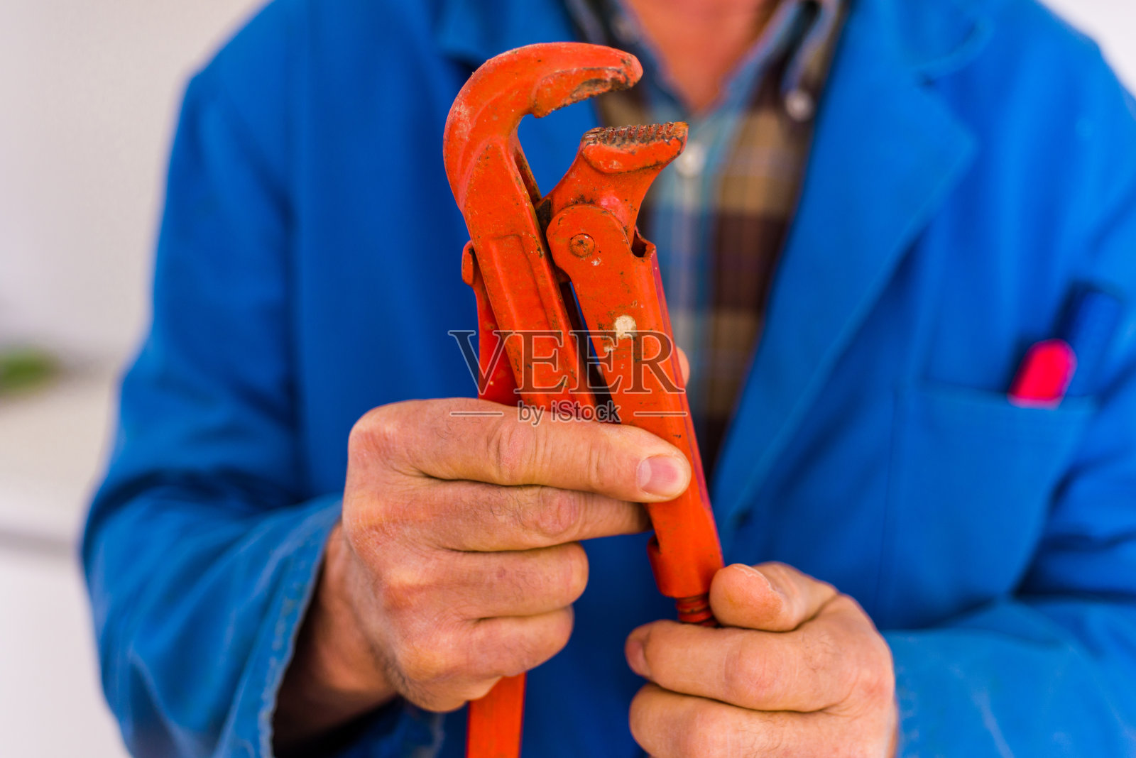 手里拿着工具的工人照片摄影图片
