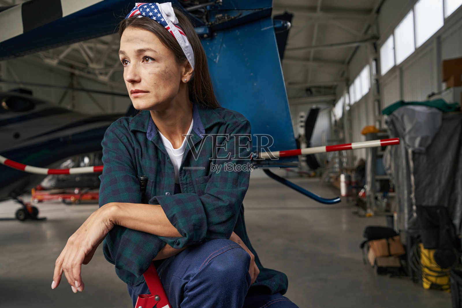 机库里体贴优雅的白人女修理工照片摄影图片
