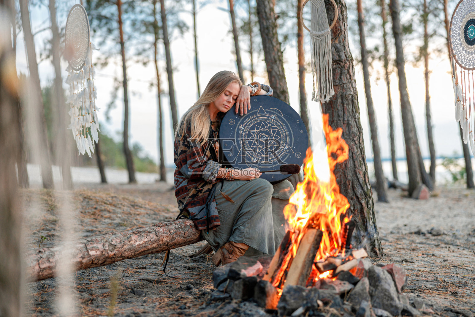 年轻的少数民族成熟的萨满女性正在边走边打鼓，边冥想音乐照片摄影图片