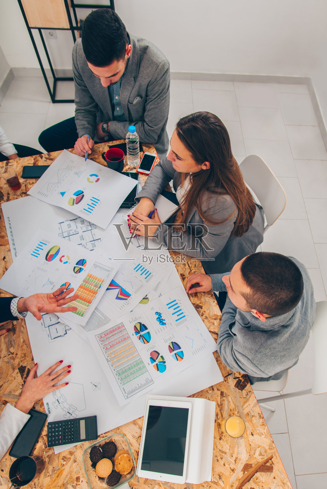 设计师在工作场所的表现照片摄影图片