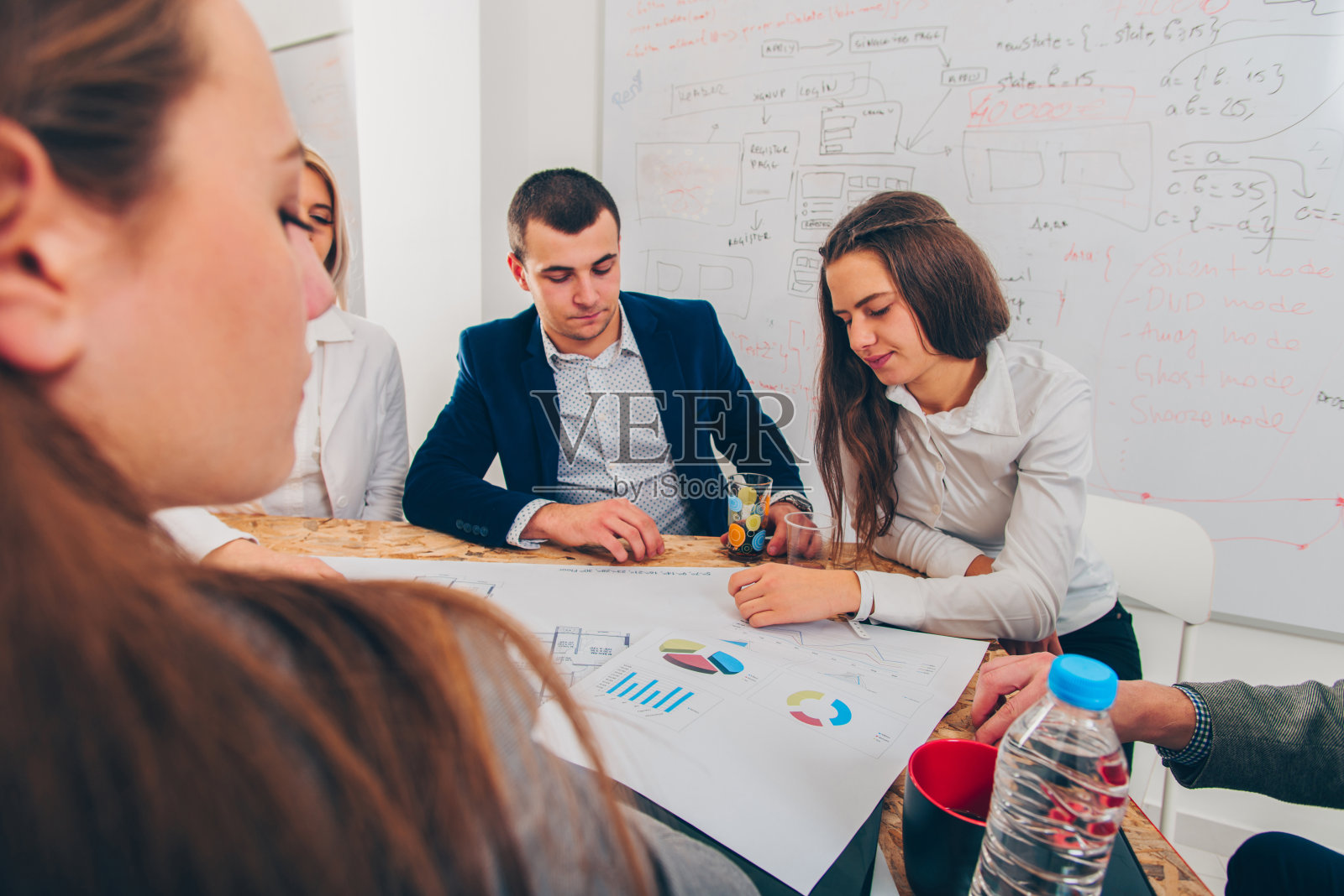 在办公室与建筑师进行内部会议照片摄影图片