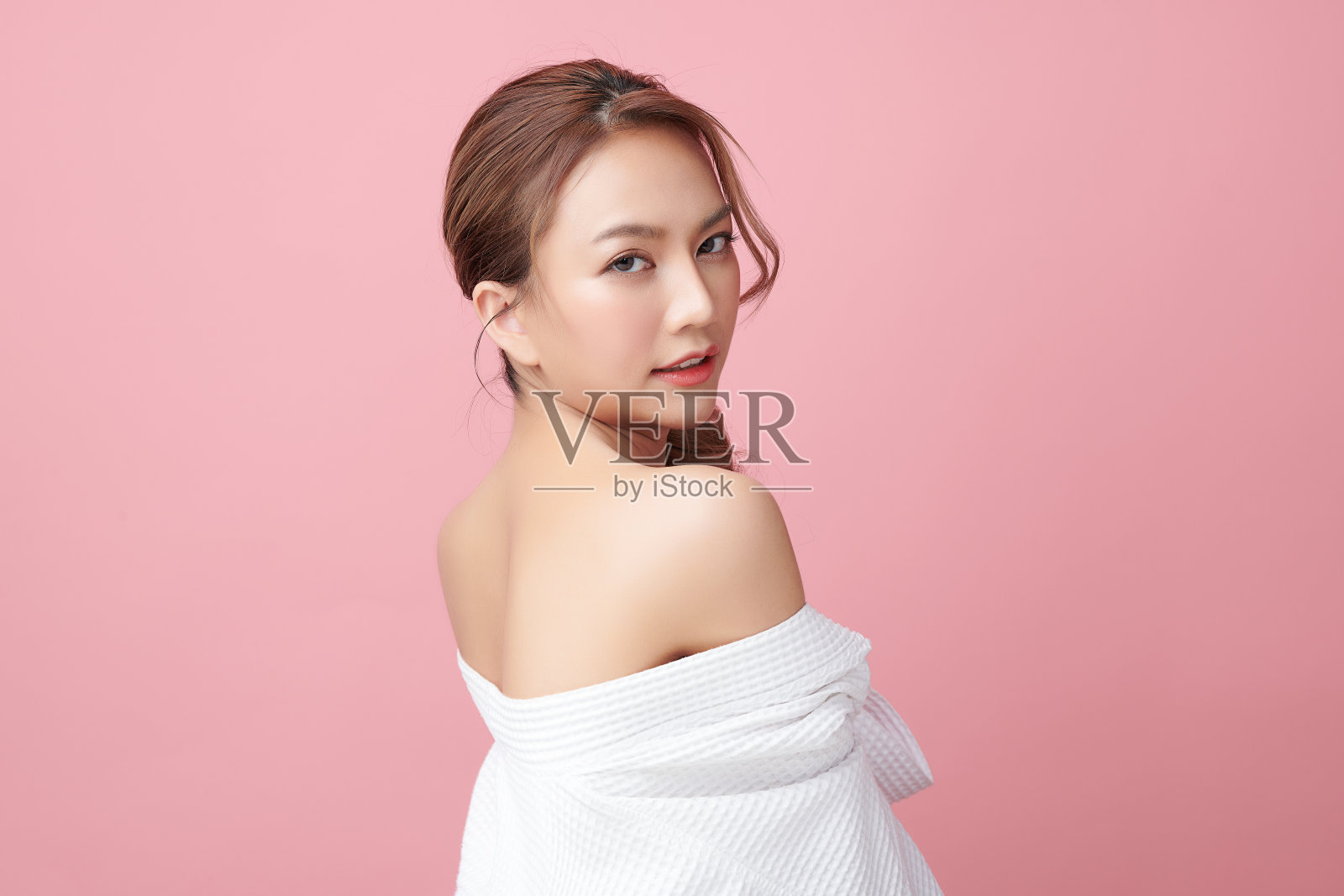 美丽年轻的亚洲女性与清洁新鲜的皮肤粉红色背景，面部护理，面部治疗，美容，美容和水疗，亚洲女性肖像。照片摄影图片