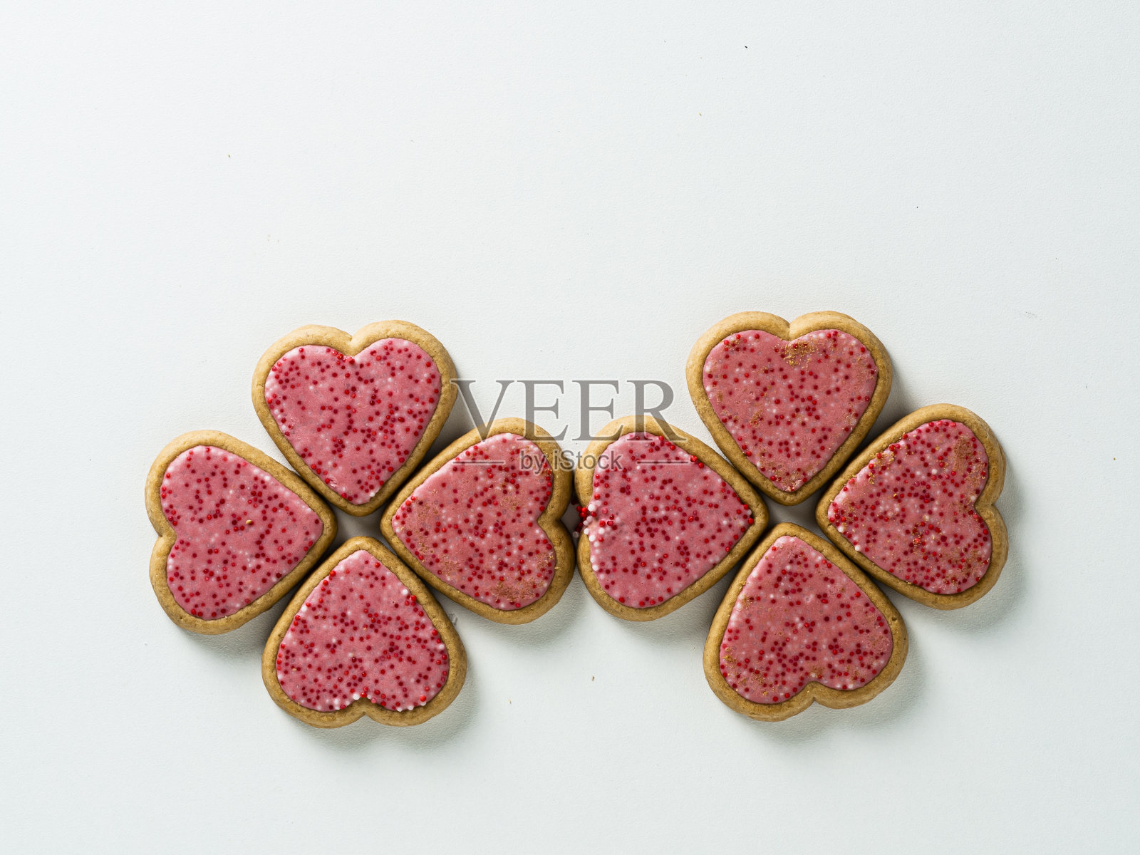 白色背景上的草莓饼干。照片摄影图片