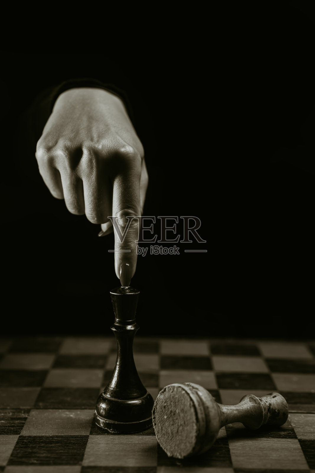 女士战胜了对手。玩棋盘智力游戏的女棋手——老式木棋。战胜敌人，权力观念。董事会的战略，成功的商业，古董照片摄影图片