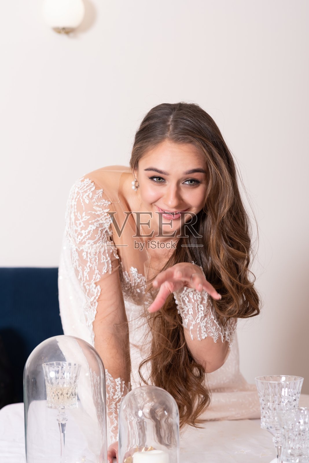 新娘像猫一样爬在桌子上照片摄影图片