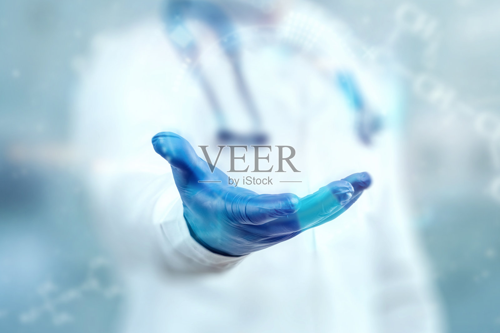 医生戴着蓝色手套的双手特写，药品，检查照片摄影图片