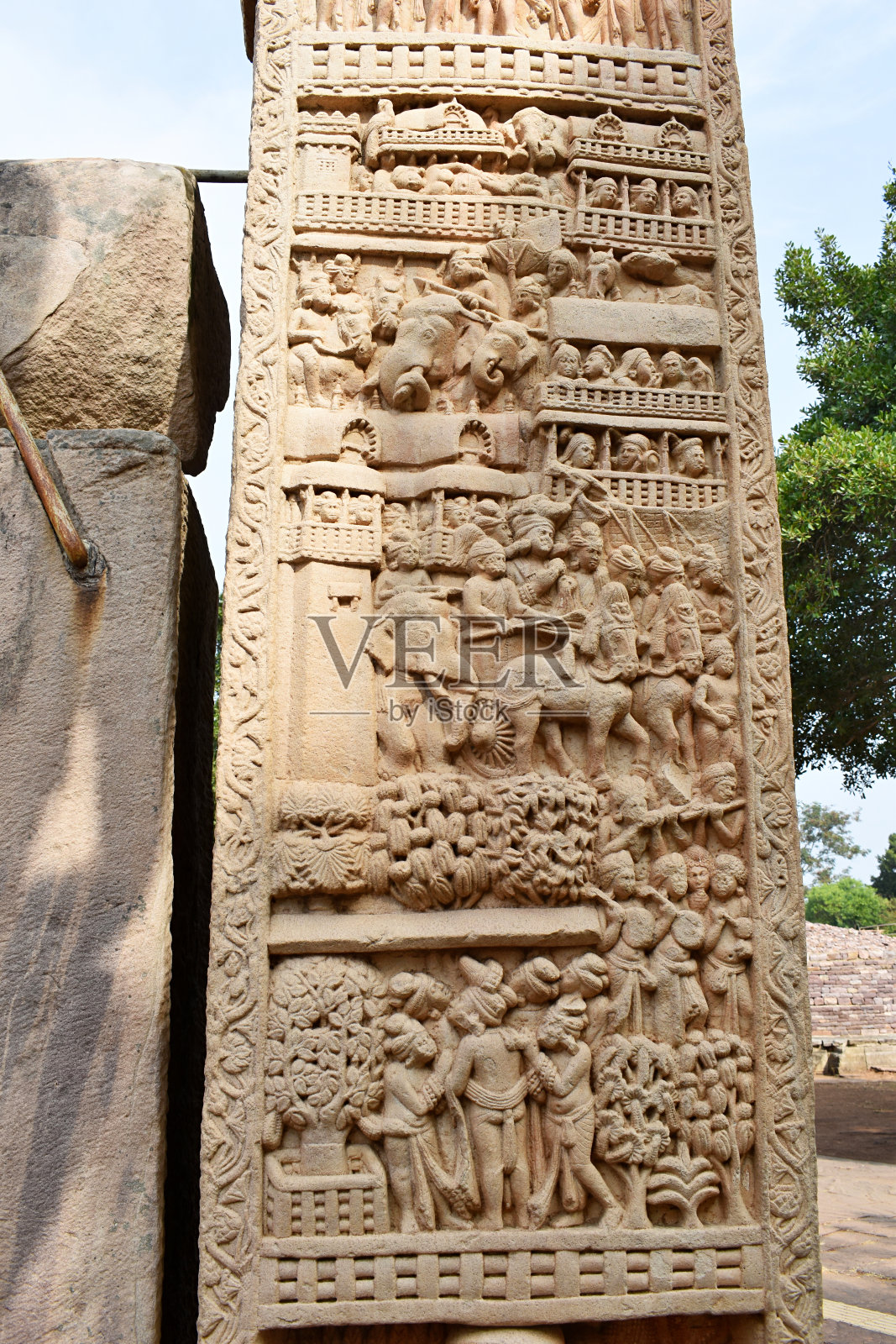 1号塔，东门，左柱，内板3:木与火的奇迹。我们看到婆罗门们拿着大拖把的头发，为他们的敬拜烤火。大塔，世界遗产，桑吉，中央邦，印度。照片摄影图片